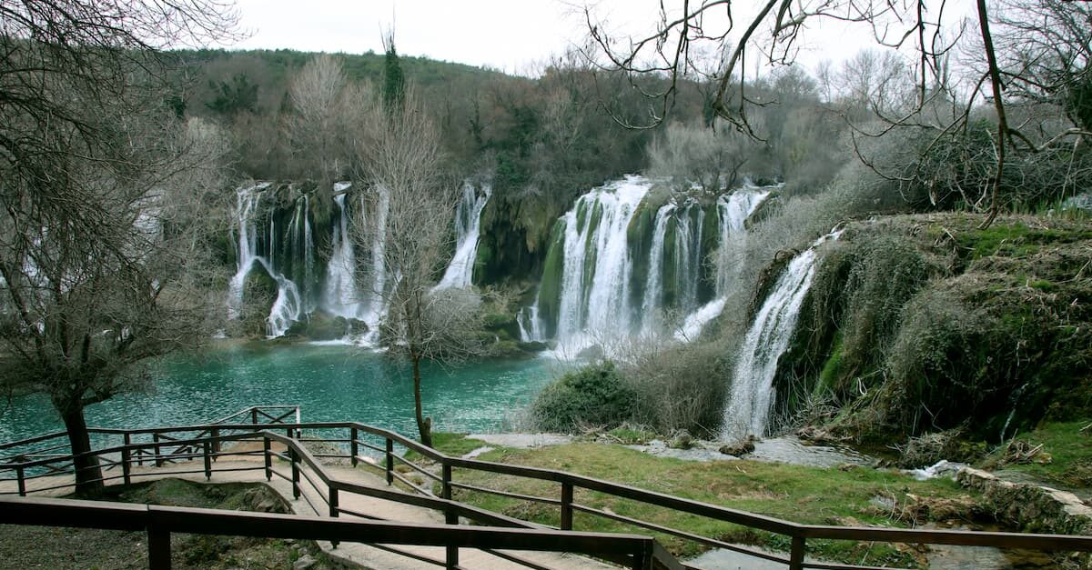 Kravica 瀑布 - 在波斯尼亚和黑塞哥维那旅行时必须参观