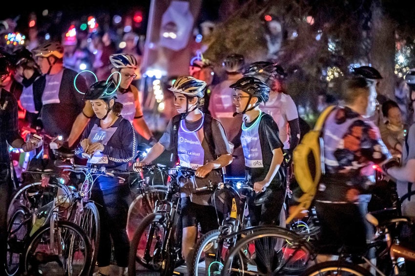 Тысячи велосипедистов ежегодно принимают участие в Go Bike Montreal, недельном фестивале, который включает в себя начало Tour La Nuit, когда велосипедисты выходят на улицы Монреаля после захода солнца. (Франсуа Пуарье)
